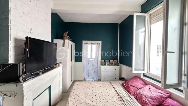 Idéalement située en plein centre de Gaillac, cette charmante maison de ville vous séduira par ses volumes, son potentiel d'aménagement et sa proximité immédiate des commerces, écoles et transports.

Répartie sur trois niveaux, elle offre un cadre de vie confortable et fonctionnel :

Au rez-de-chaussée, vous découvrirez une cuisine lumineuse avec vue sur le jardin, un salon chaleureux, une chambre parentale avec une salle d'eau et un WC indépendant.
Au premier étage, deux belles chambres et une salle de bain.
Enfin, au deuxième et dernier étage, une chambre bénéficie d'une vue imprenable sur le paysage gaillacois. Des combles d'environ 20 m² complètent ce niveau et offrent un beau potentiel d'aménagement pour créer une seconde suite parentale, un bureau ou un espace de loisirs selon vos envies.

Côté confort, la maison dispose d'un chauffage au gaz de ville assuré par une chaudière récente installée en 2021. Les menuiseries en PVC double vitrage garantissent une bonne isolation, tandis que la toiture a été entièrement refaite en 2025.

À l'extérieur, vous profiterez d'une agréable terrasse pour les beaux jours ainsi que d'un jardin intimiste d'environ 40 m², idéal pour les repas en famille ou les moments de détente.

Enfin, la maison est raccordée à la fibre optique et bénéficie d'une cave d'environ 25 m² en sous-sol, offrant un espace de stockage appréciable.

Une opportunité rare en centre-ville, alliant charme, confort et potentiel d'évolution. À découvrir sans tarder !