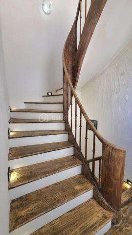 Idéalement située en plein centre de Gaillac, cette charmante maison de ville vous séduira par ses volumes, son potentiel d'aménagement et sa proximité immédiate des commerces, écoles et transports.

Répartie sur trois niveaux, elle offre un cadre de vie confortable et fonctionnel :

Au rez-de-chaussée, vous découvrirez une cuisine lumineuse avec vue sur le jardin, un salon chaleureux, une chambre parentale avec une salle d'eau et un WC indépendant.
Au premier étage, deux belles chambres et une salle de bain.
Enfin, au deuxième et dernier étage, une chambre bénéficie d'une vue imprenable sur le paysage gaillacois. Des combles d'environ 20 m² complètent ce niveau et offrent un beau potentiel d'aménagement pour créer une seconde suite parentale, un bureau ou un espace de loisirs selon vos envies.

Côté confort, la maison dispose d'un chauffage au gaz de ville assuré par une chaudière récente installée en 2021. Les menuiseries en PVC double vitrage garantissent une bonne isolation, tandis que la toiture a été entièrement refaite en 2025.

À l'extérieur, vous profiterez d'une agréable terrasse pour les beaux jours ainsi que d'un jardin intimiste d'environ 40 m², idéal pour les repas en famille ou les moments de détente.

Enfin, la maison est raccordée à la fibre optique et bénéficie d'une cave d'environ 25 m² en sous-sol, offrant un espace de stockage appréciable.

Une opportunité rare en centre-ville, alliant charme, confort et potentiel d'évolution. À découvrir sans tarder !