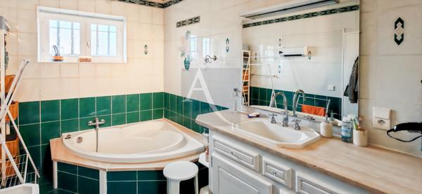 Maison en pierre avec garage et piscine sur terrain clos