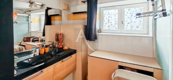 Maison en pierre avec garage et piscine sur terrain clos