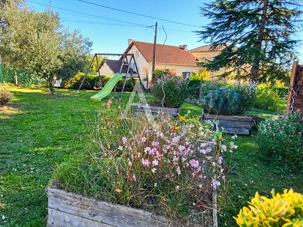 Maison en pierre avec garage et piscine sur terrain clos