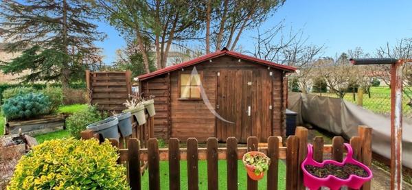Maison en pierre avec garage et piscine sur terrain clos