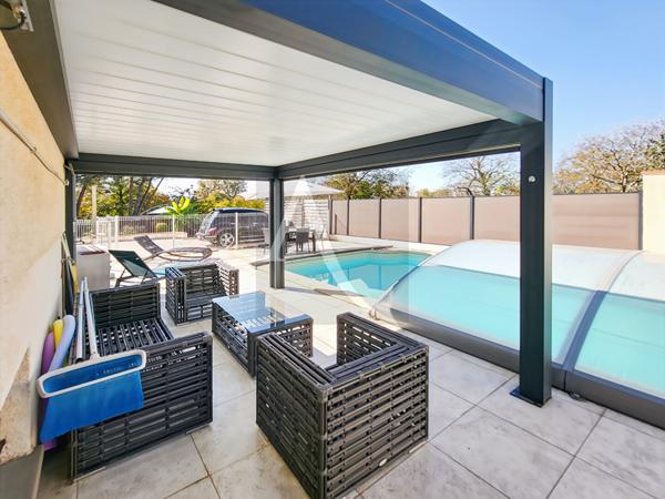 Maison en pierre avec garage et piscine sur terrain clos