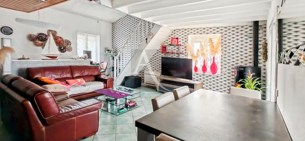 Maison en pierre avec garage et piscine sur terrain clos