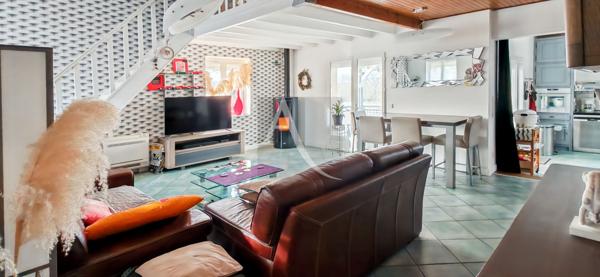 Maison en pierre avec garage et piscine sur terrain clos