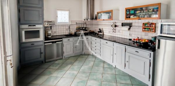 Maison en pierre avec garage et piscine sur terrain clos