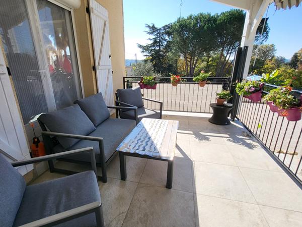 Maison en pierre avec garage et piscine sur terrain clos