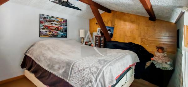 Maison en pierre avec garage et piscine sur terrain clos