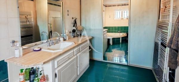 Maison en pierre avec garage et piscine sur terrain clos