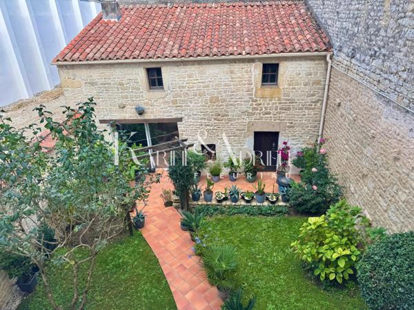 Maison de ville avec garage, dépendance et commerce