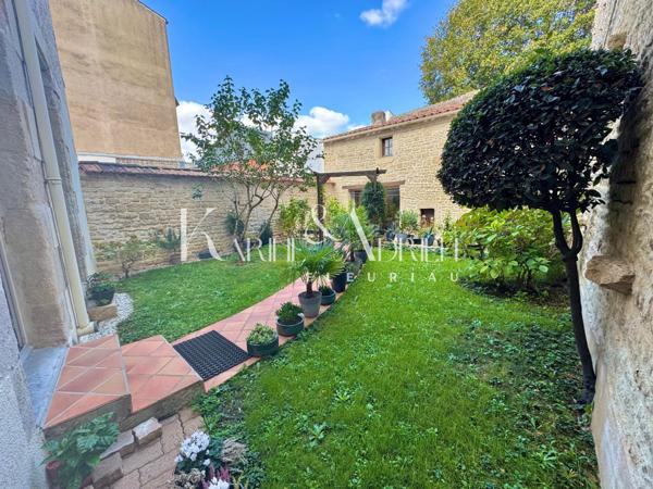 Maison de ville avec garage, dépendance et commerce