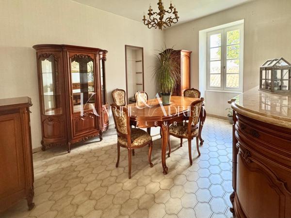 Maison de ville avec garage, dépendance et commerce