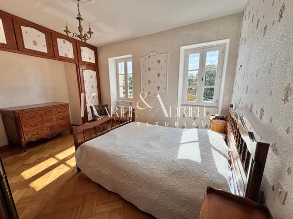 Maison de ville avec garage, dépendance et commerce