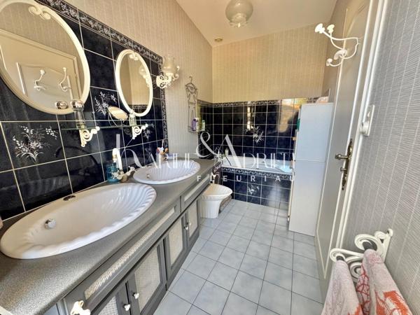 Maison de ville avec garage, dépendance et commerce