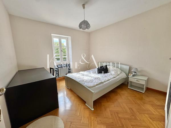 Maison de ville avec garage, dépendance et commerce