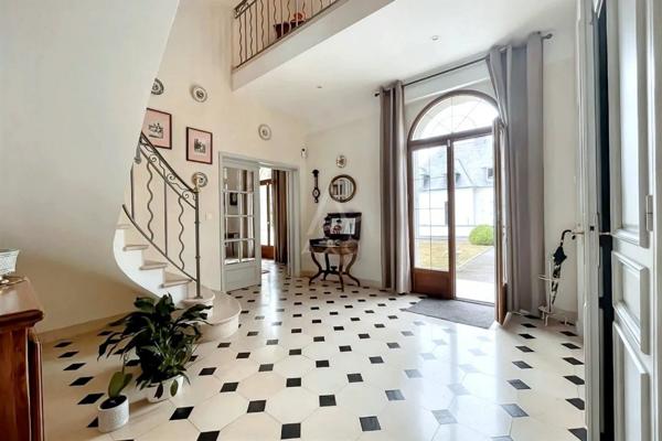 Maison familiale de surface totale de 350 m2 dont 244 m2 au sol , terrain d'environ 2000 m2, proche centre-ville de Bruz