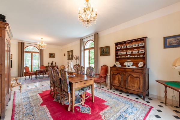 Maison familiale de surface totale de 350 m2 dont 244 m2 au sol , terrain d'environ 2000 m2, proche centre-ville de Bruz