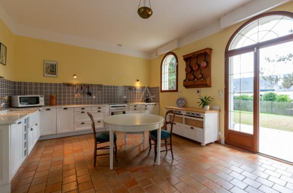 Maison familiale de surface totale de 350 m2 dont 244 m2 au sol , terrain d'environ 2000 m2, proche centre-ville de Bruz