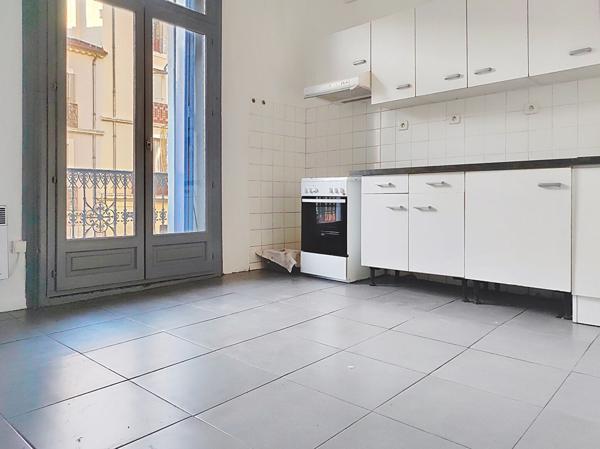 BEL IMMEUBLE 5 T3 ET  UN LOCAL COMMERCIAL QUARTIER GARE 5 MINUTES CENTRE VILLE.