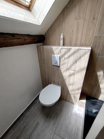 10 % de rentabilité brute ! Appartement rénové de 50 m² au sol, déjà loué 450 €/mois