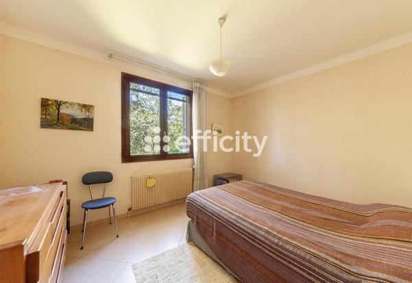 Maison
         7 pièces
        - 196 m² 567 000 € *