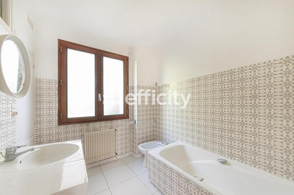 Maison
         7 pièces
        - 196 m² 567 000 € *