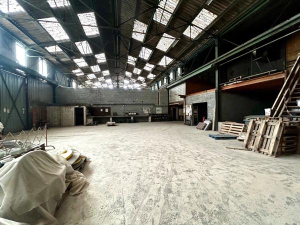 FRONTENEX (73) - Entrepôt et Bureaux 630 m2 + Parking 260 m2