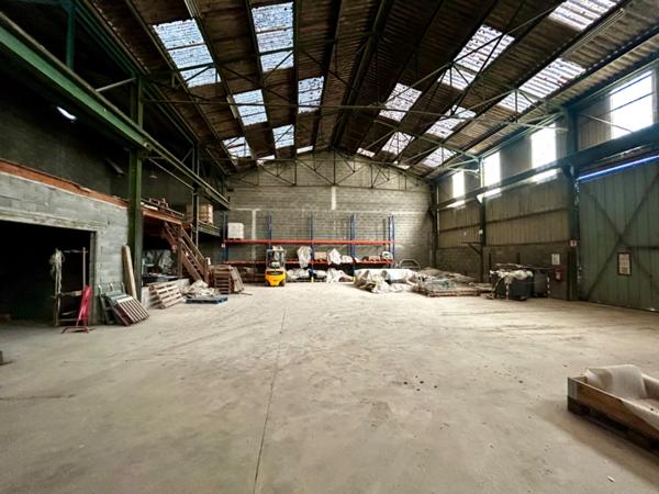 FRONTENEX (73) - Entrepôt et Bureaux 630 m2 + Parking 260 m2