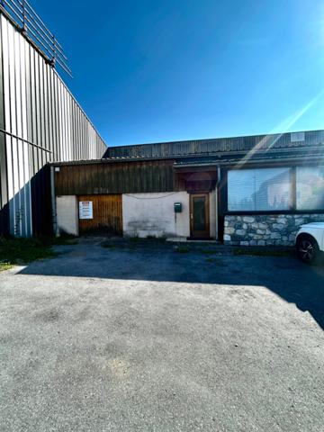 FRONTENEX (73) - Entrepôt et Bureaux 630 m2 + Parking 260 m2