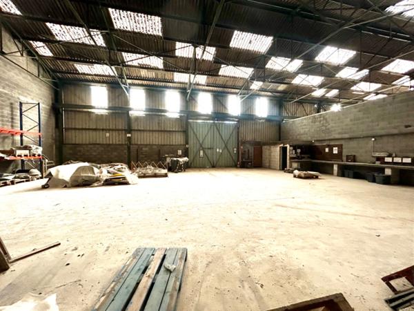 FRONTENEX (73) - Entrepôt et Bureaux 630 m2 + Parking 260 m2