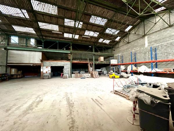 FRONTENEX (73) - Entrepôt et Bureaux 630 m2 + Parking 260 m2