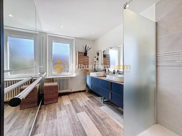 Vente                                                      Maison
                        
                     8 pièces                      285 m2                     à Bourgoin-Jallieu
