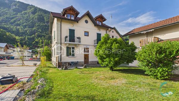Idéalement situé à proximité immédiate des commodités, découvrez cet agréable appartement de type 2 en rez-de-chaussée d'une élégante maison bourgeoise en copropriété composée de seulement 4 appartements et d'un lot annexe.

L'appartement se compose d'une entrée ouvrant sur un séjour avec kitchenette, d'un dégagement avec placard, d'un WC indépendant ainsi que d'une chambre disposant de sa propre salle d'eau avec douche.

Très fonctionnel, il bénéficie de nombreux atouts : une cave, deux places de stationnement privatives extérieures ainsi qu'un terrain privatif non attenant offrant un espace supplémentaire appréciable. Les copropriétaires profitent également d'un jardin, d'une terrasse et d'un abri de jardin communs.

Son exposition lui confère un excellent ensoleillement tout au long de la journée et permet de profiter d'une magnifique vue dégagée sur les montagnes environnantes, notamment le Bargy et la Pointe de Solaison.

Côté confort, le logement dispose de fenêtres en double vitrage et de la fibre optique.

L'emplacement est particulièrement recherché : face à la maison médicale et à la future pharmacie, à seulement 500 mètres du centre-ville, à moins de 600 mètres de l'école du Centre et à quelques minutes des commerces, services, administrations et gare.

Que vous recherchiez votre résidence principale, un pied-à-terre ou un investissement locatif, ce bien représente une belle opportunité. 

Les plus :
• Rez-de-chaussée dans une petite copropriété
• Vue panoramique sur les montagnes
• Jardin privatif et espaces verts
• Cave + 2 places de stationnement
• Terrain privatif non attenant
• Double vitrage et fibre optique
• Proximité immédiate des commerces, écoles et services médicaux
• Fort potentiel locatif

À découvrir sans tarder !