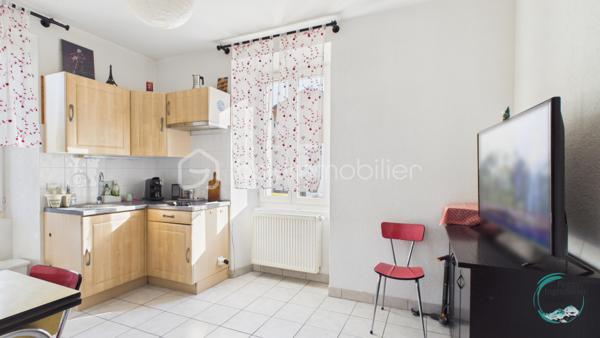 Idéalement situé à proximité immédiate des commodités, découvrez cet agréable appartement de type 2 en rez-de-chaussée d'une élégante maison bourgeoise en copropriété composée de seulement 4 appartements et d'un lot annexe.

L'appartement se compose d'une entrée ouvrant sur un séjour avec kitchenette, d'un dégagement avec placard, d'un WC indépendant ainsi que d'une chambre disposant de sa propre salle d'eau avec douche.

Très fonctionnel, il bénéficie de nombreux atouts : une cave, deux places de stationnement privatives extérieures ainsi qu'un terrain privatif non attenant offrant un espace supplémentaire appréciable. Les copropriétaires profitent également d'un jardin, d'une terrasse et d'un abri de jardin communs.

Son exposition lui confère un excellent ensoleillement tout au long de la journée et permet de profiter d'une magnifique vue dégagée sur les montagnes environnantes, notamment le Bargy et la Pointe de Solaison.

Côté confort, le logement dispose de fenêtres en double vitrage et de la fibre optique.

L'emplacement est particulièrement recherché : face à la maison médicale et à la future pharmacie, à seulement 500 mètres du centre-ville, à moins de 600 mètres de l'école du Centre et à quelques minutes des commerces, services, administrations et gare.

Que vous recherchiez votre résidence principale, un pied-à-terre ou un investissement locatif, ce bien représente une belle opportunité. 

Les plus :
• Rez-de-chaussée dans une petite copropriété
• Vue panoramique sur les montagnes
• Jardin privatif et espaces verts
• Cave + 2 places de stationnement
• Terrain privatif non attenant
• Double vitrage et fibre optique
• Proximité immédiate des commerces, écoles et services médicaux
• Fort potentiel locatif

À découvrir sans tarder !