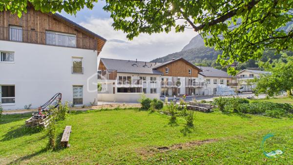 Idéalement situé à proximité immédiate des commodités, découvrez cet agréable appartement de type 2 en rez-de-chaussée d'une élégante maison bourgeoise en copropriété composée de seulement 4 appartements et d'un lot annexe.

L'appartement se compose d'une entrée ouvrant sur un séjour avec kitchenette, d'un dégagement avec placard, d'un WC indépendant ainsi que d'une chambre disposant de sa propre salle d'eau avec douche.

Très fonctionnel, il bénéficie de nombreux atouts : une cave, deux places de stationnement privatives extérieures ainsi qu'un terrain privatif non attenant offrant un espace supplémentaire appréciable. Les copropriétaires profitent également d'un jardin, d'une terrasse et d'un abri de jardin communs.

Son exposition lui confère un excellent ensoleillement tout au long de la journée et permet de profiter d'une magnifique vue dégagée sur les montagnes environnantes, notamment le Bargy et la Pointe de Solaison.

Côté confort, le logement dispose de fenêtres en double vitrage et de la fibre optique.

L'emplacement est particulièrement recherché : face à la maison médicale et à la future pharmacie, à seulement 500 mètres du centre-ville, à moins de 600 mètres de l'école du Centre et à quelques minutes des commerces, services, administrations et gare.

Que vous recherchiez votre résidence principale, un pied-à-terre ou un investissement locatif, ce bien représente une belle opportunité. 

Les plus :
• Rez-de-chaussée dans une petite copropriété
• Vue panoramique sur les montagnes
• Jardin privatif et espaces verts
• Cave + 2 places de stationnement
• Terrain privatif non attenant
• Double vitrage et fibre optique
• Proximité immédiate des commerces, écoles et services médicaux
• Fort potentiel locatif

À découvrir sans tarder !