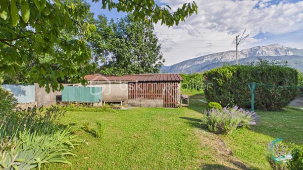 Idéalement situé à proximité immédiate des commodités, découvrez cet agréable appartement de type 2 en rez-de-chaussée d'une élégante maison bourgeoise en copropriété composée de seulement 4 appartements et d'un lot annexe.

L'appartement se compose d'une entrée ouvrant sur un séjour avec kitchenette, d'un dégagement avec placard, d'un WC indépendant ainsi que d'une chambre disposant de sa propre salle d'eau avec douche.

Très fonctionnel, il bénéficie de nombreux atouts : une cave, deux places de stationnement privatives extérieures ainsi qu'un terrain privatif non attenant offrant un espace supplémentaire appréciable. Les copropriétaires profitent également d'un jardin, d'une terrasse et d'un abri de jardin communs.

Son exposition lui confère un excellent ensoleillement tout au long de la journée et permet de profiter d'une magnifique vue dégagée sur les montagnes environnantes, notamment le Bargy et la Pointe de Solaison.

Côté confort, le logement dispose de fenêtres en double vitrage et de la fibre optique.

L'emplacement est particulièrement recherché : face à la maison médicale et à la future pharmacie, à seulement 500 mètres du centre-ville, à moins de 600 mètres de l'école du Centre et à quelques minutes des commerces, services, administrations et gare.

Que vous recherchiez votre résidence principale, un pied-à-terre ou un investissement locatif, ce bien représente une belle opportunité. 

Les plus :
• Rez-de-chaussée dans une petite copropriété
• Vue panoramique sur les montagnes
• Jardin privatif et espaces verts
• Cave + 2 places de stationnement
• Terrain privatif non attenant
• Double vitrage et fibre optique
• Proximité immédiate des commerces, écoles et services médicaux
• Fort potentiel locatif

À découvrir sans tarder !