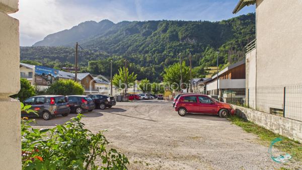 Idéalement situé à proximité immédiate des commodités, découvrez cet agréable appartement de type 2 en rez-de-chaussée d'une élégante maison bourgeoise en copropriété composée de seulement 4 appartements et d'un lot annexe.

L'appartement se compose d'une entrée ouvrant sur un séjour avec kitchenette, d'un dégagement avec placard, d'un WC indépendant ainsi que d'une chambre disposant de sa propre salle d'eau avec douche.

Très fonctionnel, il bénéficie de nombreux atouts : une cave, deux places de stationnement privatives extérieures ainsi qu'un terrain privatif non attenant offrant un espace supplémentaire appréciable. Les copropriétaires profitent également d'un jardin, d'une terrasse et d'un abri de jardin communs.

Son exposition lui confère un excellent ensoleillement tout au long de la journée et permet de profiter d'une magnifique vue dégagée sur les montagnes environnantes, notamment le Bargy et la Pointe de Solaison.

Côté confort, le logement dispose de fenêtres en double vitrage et de la fibre optique.

L'emplacement est particulièrement recherché : face à la maison médicale et à la future pharmacie, à seulement 500 mètres du centre-ville, à moins de 600 mètres de l'école du Centre et à quelques minutes des commerces, services, administrations et gare.

Que vous recherchiez votre résidence principale, un pied-à-terre ou un investissement locatif, ce bien représente une belle opportunité. 

Les plus :
• Rez-de-chaussée dans une petite copropriété
• Vue panoramique sur les montagnes
• Jardin privatif et espaces verts
• Cave + 2 places de stationnement
• Terrain privatif non attenant
• Double vitrage et fibre optique
• Proximité immédiate des commerces, écoles et services médicaux
• Fort potentiel locatif

À découvrir sans tarder !