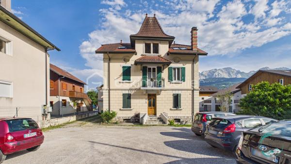 Idéalement situé à proximité immédiate des commodités, découvrez cet agréable appartement de type 2 en rez-de-chaussée d'une élégante maison bourgeoise en copropriété composée de seulement 4 appartements et d'un lot annexe.

L'appartement se compose d'une entrée ouvrant sur un séjour avec kitchenette, d'un dégagement avec placard, d'un WC indépendant ainsi que d'une chambre disposant de sa propre salle d'eau avec douche.

Très fonctionnel, il bénéficie de nombreux atouts : une cave, deux places de stationnement privatives extérieures ainsi qu'un terrain privatif non attenant offrant un espace supplémentaire appréciable. Les copropriétaires profitent également d'un jardin, d'une terrasse et d'un abri de jardin communs.

Son exposition lui confère un excellent ensoleillement tout au long de la journée et permet de profiter d'une magnifique vue dégagée sur les montagnes environnantes, notamment le Bargy et la Pointe de Solaison.

Côté confort, le logement dispose de fenêtres en double vitrage et de la fibre optique.

L'emplacement est particulièrement recherché : face à la maison médicale et à la future pharmacie, à seulement 500 mètres du centre-ville, à moins de 600 mètres de l'école du Centre et à quelques minutes des commerces, services, administrations et gare.

Que vous recherchiez votre résidence principale, un pied-à-terre ou un investissement locatif, ce bien représente une belle opportunité. 

Les plus :
• Rez-de-chaussée dans une petite copropriété
• Vue panoramique sur les montagnes
• Jardin privatif et espaces verts
• Cave + 2 places de stationnement
• Terrain privatif non attenant
• Double vitrage et fibre optique
• Proximité immédiate des commerces, écoles et services médicaux
• Fort potentiel locatif

À découvrir sans tarder !