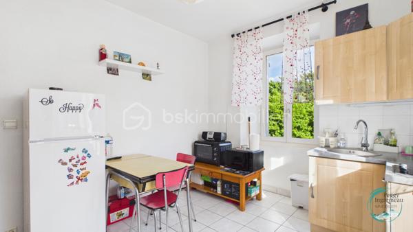 Idéalement situé à proximité immédiate des commodités, découvrez cet agréable appartement de type 2 en rez-de-chaussée d'une élégante maison bourgeoise en copropriété composée de seulement 4 appartements et d'un lot annexe.

L'appartement se compose d'une entrée ouvrant sur un séjour avec kitchenette, d'un dégagement avec placard, d'un WC indépendant ainsi que d'une chambre disposant de sa propre salle d'eau avec douche.

Très fonctionnel, il bénéficie de nombreux atouts : une cave, deux places de stationnement privatives extérieures ainsi qu'un terrain privatif non attenant offrant un espace supplémentaire appréciable. Les copropriétaires profitent également d'un jardin, d'une terrasse et d'un abri de jardin communs.

Son exposition lui confère un excellent ensoleillement tout au long de la journée et permet de profiter d'une magnifique vue dégagée sur les montagnes environnantes, notamment le Bargy et la Pointe de Solaison.

Côté confort, le logement dispose de fenêtres en double vitrage et de la fibre optique.

L'emplacement est particulièrement recherché : face à la maison médicale et à la future pharmacie, à seulement 500 mètres du centre-ville, à moins de 600 mètres de l'école du Centre et à quelques minutes des commerces, services, administrations et gare.

Que vous recherchiez votre résidence principale, un pied-à-terre ou un investissement locatif, ce bien représente une belle opportunité. 

Les plus :
• Rez-de-chaussée dans une petite copropriété
• Vue panoramique sur les montagnes
• Jardin privatif et espaces verts
• Cave + 2 places de stationnement
• Terrain privatif non attenant
• Double vitrage et fibre optique
• Proximité immédiate des commerces, écoles et services médicaux
• Fort potentiel locatif

À découvrir sans tarder !