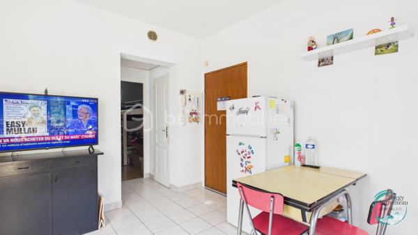 Idéalement situé à proximité immédiate des commodités, découvrez cet agréable appartement de type 2 en rez-de-chaussée d'une élégante maison bourgeoise en copropriété composée de seulement 4 appartements et d'un lot annexe.

L'appartement se compose d'une entrée ouvrant sur un séjour avec kitchenette, d'un dégagement avec placard, d'un WC indépendant ainsi que d'une chambre disposant de sa propre salle d'eau avec douche.

Très fonctionnel, il bénéficie de nombreux atouts : une cave, deux places de stationnement privatives extérieures ainsi qu'un terrain privatif non attenant offrant un espace supplémentaire appréciable. Les copropriétaires profitent également d'un jardin, d'une terrasse et d'un abri de jardin communs.

Son exposition lui confère un excellent ensoleillement tout au long de la journée et permet de profiter d'une magnifique vue dégagée sur les montagnes environnantes, notamment le Bargy et la Pointe de Solaison.

Côté confort, le logement dispose de fenêtres en double vitrage et de la fibre optique.

L'emplacement est particulièrement recherché : face à la maison médicale et à la future pharmacie, à seulement 500 mètres du centre-ville, à moins de 600 mètres de l'école du Centre et à quelques minutes des commerces, services, administrations et gare.

Que vous recherchiez votre résidence principale, un pied-à-terre ou un investissement locatif, ce bien représente une belle opportunité. 

Les plus :
• Rez-de-chaussée dans une petite copropriété
• Vue panoramique sur les montagnes
• Jardin privatif et espaces verts
• Cave + 2 places de stationnement
• Terrain privatif non attenant
• Double vitrage et fibre optique
• Proximité immédiate des commerces, écoles et services médicaux
• Fort potentiel locatif

À découvrir sans tarder !