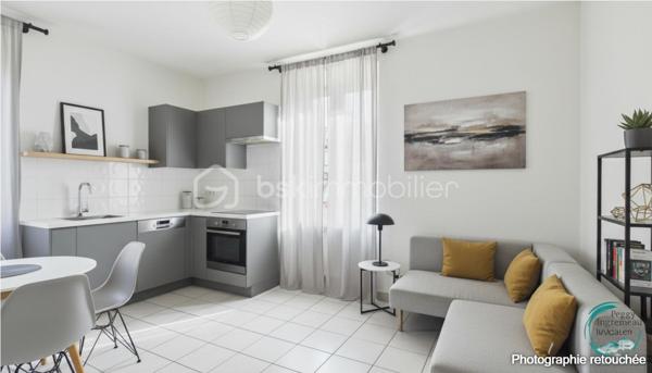 Idéalement situé à proximité immédiate des commodités, découvrez cet agréable appartement de type 2 en rez-de-chaussée d'une élégante maison bourgeoise en copropriété composée de seulement 4 appartements et d'un lot annexe.

L'appartement se compose d'une entrée ouvrant sur un séjour avec kitchenette, d'un dégagement avec placard, d'un WC indépendant ainsi que d'une chambre disposant de sa propre salle d'eau avec douche.

Très fonctionnel, il bénéficie de nombreux atouts : une cave, deux places de stationnement privatives extérieures ainsi qu'un terrain privatif non attenant offrant un espace supplémentaire appréciable. Les copropriétaires profitent également d'un jardin, d'une terrasse et d'un abri de jardin communs.

Son exposition lui confère un excellent ensoleillement tout au long de la journée et permet de profiter d'une magnifique vue dégagée sur les montagnes environnantes, notamment le Bargy et la Pointe de Solaison.

Côté confort, le logement dispose de fenêtres en double vitrage et de la fibre optique.

L'emplacement est particulièrement recherché : face à la maison médicale et à la future pharmacie, à seulement 500 mètres du centre-ville, à moins de 600 mètres de l'école du Centre et à quelques minutes des commerces, services, administrations et gare.

Que vous recherchiez votre résidence principale, un pied-à-terre ou un investissement locatif, ce bien représente une belle opportunité. 

Les plus :
• Rez-de-chaussée dans une petite copropriété
• Vue panoramique sur les montagnes
• Jardin privatif et espaces verts
• Cave + 2 places de stationnement
• Terrain privatif non attenant
• Double vitrage et fibre optique
• Proximité immédiate des commerces, écoles et services médicaux
• Fort potentiel locatif

À découvrir sans tarder !