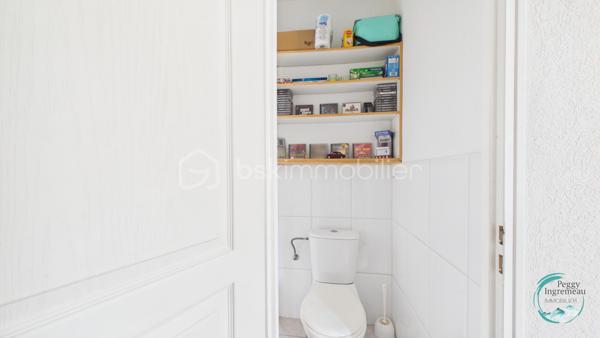 Idéalement situé à proximité immédiate des commodités, découvrez cet agréable appartement de type 2 en rez-de-chaussée d'une élégante maison bourgeoise en copropriété composée de seulement 4 appartements et d'un lot annexe.

L'appartement se compose d'une entrée ouvrant sur un séjour avec kitchenette, d'un dégagement avec placard, d'un WC indépendant ainsi que d'une chambre disposant de sa propre salle d'eau avec douche.

Très fonctionnel, il bénéficie de nombreux atouts : une cave, deux places de stationnement privatives extérieures ainsi qu'un terrain privatif non attenant offrant un espace supplémentaire appréciable. Les copropriétaires profitent également d'un jardin, d'une terrasse et d'un abri de jardin communs.

Son exposition lui confère un excellent ensoleillement tout au long de la journée et permet de profiter d'une magnifique vue dégagée sur les montagnes environnantes, notamment le Bargy et la Pointe de Solaison.

Côté confort, le logement dispose de fenêtres en double vitrage et de la fibre optique.

L'emplacement est particulièrement recherché : face à la maison médicale et à la future pharmacie, à seulement 500 mètres du centre-ville, à moins de 600 mètres de l'école du Centre et à quelques minutes des commerces, services, administrations et gare.

Que vous recherchiez votre résidence principale, un pied-à-terre ou un investissement locatif, ce bien représente une belle opportunité. 

Les plus :
• Rez-de-chaussée dans une petite copropriété
• Vue panoramique sur les montagnes
• Jardin privatif et espaces verts
• Cave + 2 places de stationnement
• Terrain privatif non attenant
• Double vitrage et fibre optique
• Proximité immédiate des commerces, écoles et services médicaux
• Fort potentiel locatif

À découvrir sans tarder !