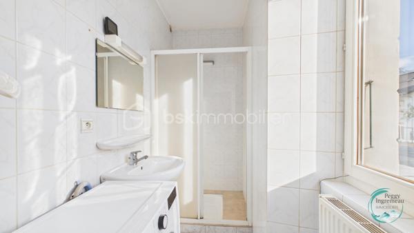 Idéalement situé à proximité immédiate des commodités, découvrez cet agréable appartement de type 2 en rez-de-chaussée d'une élégante maison bourgeoise en copropriété composée de seulement 4 appartements et d'un lot annexe.

L'appartement se compose d'une entrée ouvrant sur un séjour avec kitchenette, d'un dégagement avec placard, d'un WC indépendant ainsi que d'une chambre disposant de sa propre salle d'eau avec douche.

Très fonctionnel, il bénéficie de nombreux atouts : une cave, deux places de stationnement privatives extérieures ainsi qu'un terrain privatif non attenant offrant un espace supplémentaire appréciable. Les copropriétaires profitent également d'un jardin, d'une terrasse et d'un abri de jardin communs.

Son exposition lui confère un excellent ensoleillement tout au long de la journée et permet de profiter d'une magnifique vue dégagée sur les montagnes environnantes, notamment le Bargy et la Pointe de Solaison.

Côté confort, le logement dispose de fenêtres en double vitrage et de la fibre optique.

L'emplacement est particulièrement recherché : face à la maison médicale et à la future pharmacie, à seulement 500 mètres du centre-ville, à moins de 600 mètres de l'école du Centre et à quelques minutes des commerces, services, administrations et gare.

Que vous recherchiez votre résidence principale, un pied-à-terre ou un investissement locatif, ce bien représente une belle opportunité. 

Les plus :
• Rez-de-chaussée dans une petite copropriété
• Vue panoramique sur les montagnes
• Jardin privatif et espaces verts
• Cave + 2 places de stationnement
• Terrain privatif non attenant
• Double vitrage et fibre optique
• Proximité immédiate des commerces, écoles et services médicaux
• Fort potentiel locatif

À découvrir sans tarder !