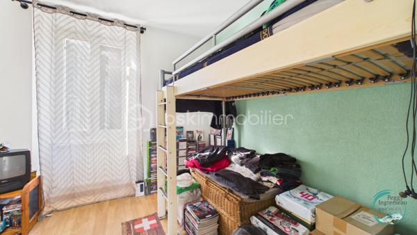 Idéalement situé à proximité immédiate des commodités, découvrez cet agréable appartement de type 2 en rez-de-chaussée d'une élégante maison bourgeoise en copropriété composée de seulement 4 appartements et d'un lot annexe.

L'appartement se compose d'une entrée ouvrant sur un séjour avec kitchenette, d'un dégagement avec placard, d'un WC indépendant ainsi que d'une chambre disposant de sa propre salle d'eau avec douche.

Très fonctionnel, il bénéficie de nombreux atouts : une cave, deux places de stationnement privatives extérieures ainsi qu'un terrain privatif non attenant offrant un espace supplémentaire appréciable. Les copropriétaires profitent également d'un jardin, d'une terrasse et d'un abri de jardin communs.

Son exposition lui confère un excellent ensoleillement tout au long de la journée et permet de profiter d'une magnifique vue dégagée sur les montagnes environnantes, notamment le Bargy et la Pointe de Solaison.

Côté confort, le logement dispose de fenêtres en double vitrage et de la fibre optique.

L'emplacement est particulièrement recherché : face à la maison médicale et à la future pharmacie, à seulement 500 mètres du centre-ville, à moins de 600 mètres de l'école du Centre et à quelques minutes des commerces, services, administrations et gare.

Que vous recherchiez votre résidence principale, un pied-à-terre ou un investissement locatif, ce bien représente une belle opportunité. 

Les plus :
• Rez-de-chaussée dans une petite copropriété
• Vue panoramique sur les montagnes
• Jardin privatif et espaces verts
• Cave + 2 places de stationnement
• Terrain privatif non attenant
• Double vitrage et fibre optique
• Proximité immédiate des commerces, écoles et services médicaux
• Fort potentiel locatif

À découvrir sans tarder !