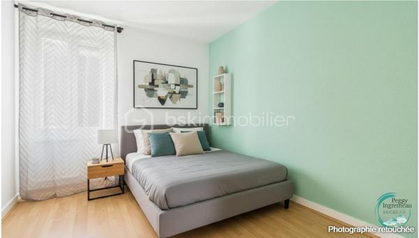 Idéalement situé à proximité immédiate des commodités, découvrez cet agréable appartement de type 2 en rez-de-chaussée d'une élégante maison bourgeoise en copropriété composée de seulement 4 appartements et d'un lot annexe.

L'appartement se compose d'une entrée ouvrant sur un séjour avec kitchenette, d'un dégagement avec placard, d'un WC indépendant ainsi que d'une chambre disposant de sa propre salle d'eau avec douche.

Très fonctionnel, il bénéficie de nombreux atouts : une cave, deux places de stationnement privatives extérieures ainsi qu'un terrain privatif non attenant offrant un espace supplémentaire appréciable. Les copropriétaires profitent également d'un jardin, d'une terrasse et d'un abri de jardin communs.

Son exposition lui confère un excellent ensoleillement tout au long de la journée et permet de profiter d'une magnifique vue dégagée sur les montagnes environnantes, notamment le Bargy et la Pointe de Solaison.

Côté confort, le logement dispose de fenêtres en double vitrage et de la fibre optique.

L'emplacement est particulièrement recherché : face à la maison médicale et à la future pharmacie, à seulement 500 mètres du centre-ville, à moins de 600 mètres de l'école du Centre et à quelques minutes des commerces, services, administrations et gare.

Que vous recherchiez votre résidence principale, un pied-à-terre ou un investissement locatif, ce bien représente une belle opportunité. 

Les plus :
• Rez-de-chaussée dans une petite copropriété
• Vue panoramique sur les montagnes
• Jardin privatif et espaces verts
• Cave + 2 places de stationnement
• Terrain privatif non attenant
• Double vitrage et fibre optique
• Proximité immédiate des commerces, écoles et services médicaux
• Fort potentiel locatif

À découvrir sans tarder !