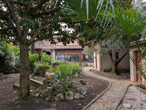 Cet ensemble immobilier se compose d'une maison familiale de 245 m² ainsi que de deux logements indépendants, offrant un potentiel idéal pour une grande famille, un projet intergénérationnel ou un investissement avec revenus locatifs.
La maison principale :
•	4 chambres, dont 3 à l'étage.
•	Un bureau.
•	2 salles d'eau.
•	2 WC indépendants.
•	Une cave.
•	Un garage.
Le confort est assuré grâce au chauffage au gaz de ville et au double vitrage au rez-de-chaussée.
Un extérieur exceptionnel : Véritable écrin de verdure en plein centre du village, le jardin soigneusement aménagé vous invite à la détente avec son magnifique jardin japonais, son point d'eau, sa pergola bioclimatique et son abri de jardin.
Deux logements indépendants, nécessitant un rafraichissement :
L'ensemble comprend également :
🏠 Un T2 de 45 m², actuellement loué, sur deux niveaux avec sa cour privative.
🏠 Un T4 de 90 m², libre de toute occupation, avec cour privative.
Les deux logements disposent du double vitrage.
Des prestations rassurantes
✔ Toiture récente sur l'ensemble immobilier.
✔ Façades récemment refaites.
✔ Garage, cave et dépendances.
Un emplacement privilégié
Le Mas-d'Agenais est un village recherché pour sa qualité de vie. Vous trouverez à quelques minutes à pied : écoles, collège et crèche, commerces et services, 	pharmacie et maison médicale, installations sportives, piscine municipale en saison, la Voie Verte pour les balades à pied ou à vélo.
Pourquoi visiter ?
•	Maison de caractère de 245 m².
•	Deux logements offrant un revenu locatif et un beau potentiel.
•	Jardin japonais unique et parfaitement aménagé.
•	Emplacement central, à proximité de toutes les commodités.
•	Un ensemble immobilier rare sur le secteur.
Que vous recherchiez une résidence familiale avec un complément de revenus ou un investissement patrimonial de qualité, ce bien répondra à de nombreux projets. Une visite s'impose !