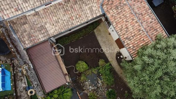 Cet ensemble immobilier se compose d'une maison familiale de 245 m² ainsi que de deux logements indépendants, offrant un potentiel idéal pour une grande famille, un projet intergénérationnel ou un investissement avec revenus locatifs.
La maison principale :
•	4 chambres, dont 3 à l'étage.
•	Un bureau.
•	2 salles d'eau.
•	2 WC indépendants.
•	Une cave.
•	Un garage.
Le confort est assuré grâce au chauffage au gaz de ville et au double vitrage au rez-de-chaussée.
Un extérieur exceptionnel : Véritable écrin de verdure en plein centre du village, le jardin soigneusement aménagé vous invite à la détente avec son magnifique jardin japonais, son point d'eau, sa pergola bioclimatique et son abri de jardin.
Deux logements indépendants, nécessitant un rafraichissement :
L'ensemble comprend également :
🏠 Un T2 de 45 m², actuellement loué, sur deux niveaux avec sa cour privative.
🏠 Un T4 de 90 m², libre de toute occupation, avec cour privative.
Les deux logements disposent du double vitrage.
Des prestations rassurantes
✔ Toiture récente sur l'ensemble immobilier.
✔ Façades récemment refaites.
✔ Garage, cave et dépendances.
Un emplacement privilégié
Le Mas-d'Agenais est un village recherché pour sa qualité de vie. Vous trouverez à quelques minutes à pied : écoles, collège et crèche, commerces et services, 	pharmacie et maison médicale, installations sportives, piscine municipale en saison, la Voie Verte pour les balades à pied ou à vélo.
Pourquoi visiter ?
•	Maison de caractère de 245 m².
•	Deux logements offrant un revenu locatif et un beau potentiel.
•	Jardin japonais unique et parfaitement aménagé.
•	Emplacement central, à proximité de toutes les commodités.
•	Un ensemble immobilier rare sur le secteur.
Que vous recherchiez une résidence familiale avec un complément de revenus ou un investissement patrimonial de qualité, ce bien répondra à de nombreux projets. Une visite s'impose !