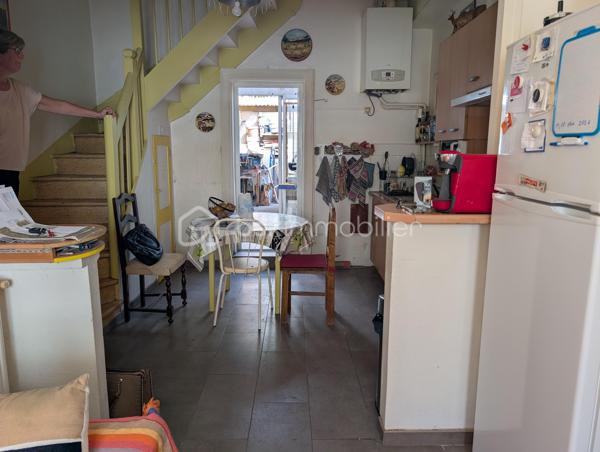 Cet ensemble immobilier se compose d'une maison familiale de 245 m² ainsi que de deux logements indépendants, offrant un potentiel idéal pour une grande famille, un projet intergénérationnel ou un investissement avec revenus locatifs.
La maison principale :
•	4 chambres, dont 3 à l'étage.
•	Un bureau.
•	2 salles d'eau.
•	2 WC indépendants.
•	Une cave.
•	Un garage.
Le confort est assuré grâce au chauffage au gaz de ville et au double vitrage au rez-de-chaussée.
Un extérieur exceptionnel : Véritable écrin de verdure en plein centre du village, le jardin soigneusement aménagé vous invite à la détente avec son magnifique jardin japonais, son point d'eau, sa pergola bioclimatique et son abri de jardin.
Deux logements indépendants, nécessitant un rafraichissement :
L'ensemble comprend également :
🏠 Un T2 de 45 m², actuellement loué, sur deux niveaux avec sa cour privative.
🏠 Un T4 de 90 m², libre de toute occupation, avec cour privative.
Les deux logements disposent du double vitrage.
Des prestations rassurantes
✔ Toiture récente sur l'ensemble immobilier.
✔ Façades récemment refaites.
✔ Garage, cave et dépendances.
Un emplacement privilégié
Le Mas-d'Agenais est un village recherché pour sa qualité de vie. Vous trouverez à quelques minutes à pied : écoles, collège et crèche, commerces et services, 	pharmacie et maison médicale, installations sportives, piscine municipale en saison, la Voie Verte pour les balades à pied ou à vélo.
Pourquoi visiter ?
•	Maison de caractère de 245 m².
•	Deux logements offrant un revenu locatif et un beau potentiel.
•	Jardin japonais unique et parfaitement aménagé.
•	Emplacement central, à proximité de toutes les commodités.
•	Un ensemble immobilier rare sur le secteur.
Que vous recherchiez une résidence familiale avec un complément de revenus ou un investissement patrimonial de qualité, ce bien répondra à de nombreux projets. Une visite s'impose !