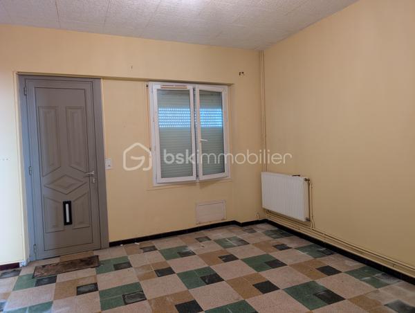 Cet ensemble immobilier se compose d'une maison familiale de 245 m² ainsi que de deux logements indépendants, offrant un potentiel idéal pour une grande famille, un projet intergénérationnel ou un investissement avec revenus locatifs.
La maison principale :
•	4 chambres, dont 3 à l'étage.
•	Un bureau.
•	2 salles d'eau.
•	2 WC indépendants.
•	Une cave.
•	Un garage.
Le confort est assuré grâce au chauffage au gaz de ville et au double vitrage au rez-de-chaussée.
Un extérieur exceptionnel : Véritable écrin de verdure en plein centre du village, le jardin soigneusement aménagé vous invite à la détente avec son magnifique jardin japonais, son point d'eau, sa pergola bioclimatique et son abri de jardin.
Deux logements indépendants, nécessitant un rafraichissement :
L'ensemble comprend également :
🏠 Un T2 de 45 m², actuellement loué, sur deux niveaux avec sa cour privative.
🏠 Un T4 de 90 m², libre de toute occupation, avec cour privative.
Les deux logements disposent du double vitrage.
Des prestations rassurantes
✔ Toiture récente sur l'ensemble immobilier.
✔ Façades récemment refaites.
✔ Garage, cave et dépendances.
Un emplacement privilégié
Le Mas-d'Agenais est un village recherché pour sa qualité de vie. Vous trouverez à quelques minutes à pied : écoles, collège et crèche, commerces et services, 	pharmacie et maison médicale, installations sportives, piscine municipale en saison, la Voie Verte pour les balades à pied ou à vélo.
Pourquoi visiter ?
•	Maison de caractère de 245 m².
•	Deux logements offrant un revenu locatif et un beau potentiel.
•	Jardin japonais unique et parfaitement aménagé.
•	Emplacement central, à proximité de toutes les commodités.
•	Un ensemble immobilier rare sur le secteur.
Que vous recherchiez une résidence familiale avec un complément de revenus ou un investissement patrimonial de qualité, ce bien répondra à de nombreux projets. Une visite s'impose !