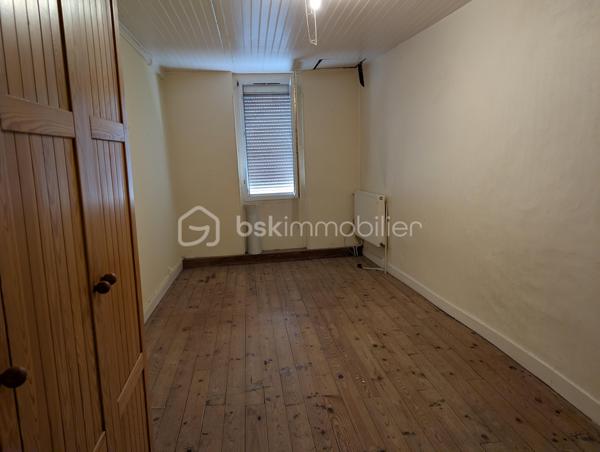 Cet ensemble immobilier se compose d'une maison familiale de 245 m² ainsi que de deux logements indépendants, offrant un potentiel idéal pour une grande famille, un projet intergénérationnel ou un investissement avec revenus locatifs.
La maison principale :
•	4 chambres, dont 3 à l'étage.
•	Un bureau.
•	2 salles d'eau.
•	2 WC indépendants.
•	Une cave.
•	Un garage.
Le confort est assuré grâce au chauffage au gaz de ville et au double vitrage au rez-de-chaussée.
Un extérieur exceptionnel : Véritable écrin de verdure en plein centre du village, le jardin soigneusement aménagé vous invite à la détente avec son magnifique jardin japonais, son point d'eau, sa pergola bioclimatique et son abri de jardin.
Deux logements indépendants, nécessitant un rafraichissement :
L'ensemble comprend également :
🏠 Un T2 de 45 m², actuellement loué, sur deux niveaux avec sa cour privative.
🏠 Un T4 de 90 m², libre de toute occupation, avec cour privative.
Les deux logements disposent du double vitrage.
Des prestations rassurantes
✔ Toiture récente sur l'ensemble immobilier.
✔ Façades récemment refaites.
✔ Garage, cave et dépendances.
Un emplacement privilégié
Le Mas-d'Agenais est un village recherché pour sa qualité de vie. Vous trouverez à quelques minutes à pied : écoles, collège et crèche, commerces et services, 	pharmacie et maison médicale, installations sportives, piscine municipale en saison, la Voie Verte pour les balades à pied ou à vélo.
Pourquoi visiter ?
•	Maison de caractère de 245 m².
•	Deux logements offrant un revenu locatif et un beau potentiel.
•	Jardin japonais unique et parfaitement aménagé.
•	Emplacement central, à proximité de toutes les commodités.
•	Un ensemble immobilier rare sur le secteur.
Que vous recherchiez une résidence familiale avec un complément de revenus ou un investissement patrimonial de qualité, ce bien répondra à de nombreux projets. Une visite s'impose !